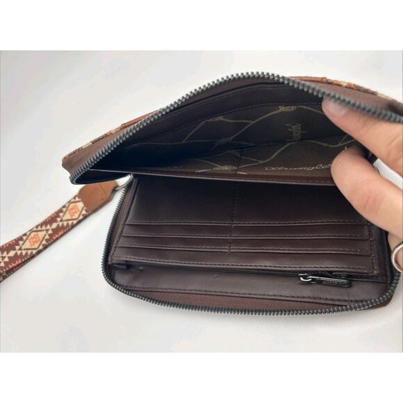 Wrangler Ladies Southwestern Brown Tan Wristlet Wallet Tribal Aztec Boho Zip - Picture 5 of 7